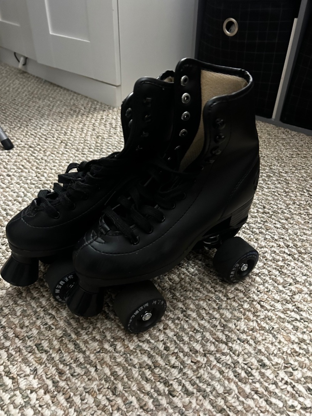 C7 Roller Skates